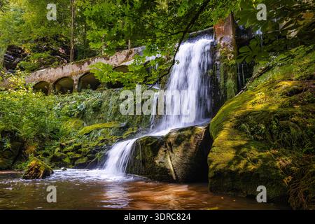 Altes Wasserkraftwerk Niezelgrund Wasserfall Lohmenschlucht Stockfoto