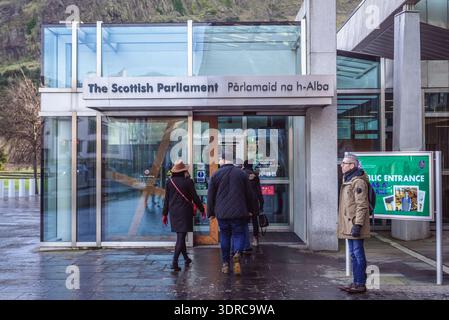 Edinburgh, Schottland - 18. Januar 2020: Eintritt für Besucher im schottischen Parlamentsgebäude in Edinburgh Stockfoto