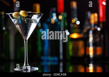 Martini-Cocktail auf einem Bartisch Stockfoto
