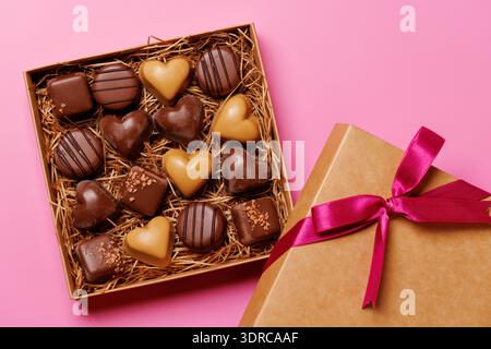 Valentinstag-Schachtel mit reichhaltigen Pralinen Stockfoto