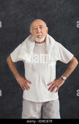 Porträt eines älteren Mannes mit einem Handtuch auf den Schultern in einem Studio-Setting während des Tages Stockfoto