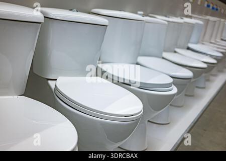 Spültoiletten, die in einem Geschäft zum Verkauf stehen. Stockfoto