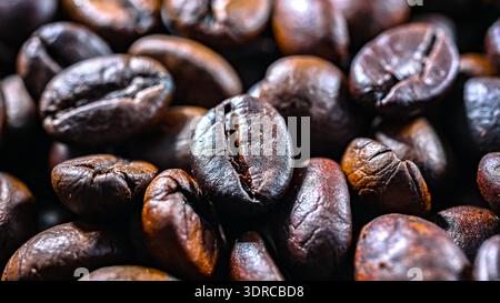 Nahaufnahme von gerösteten Kaffeebohnen. Stockfoto