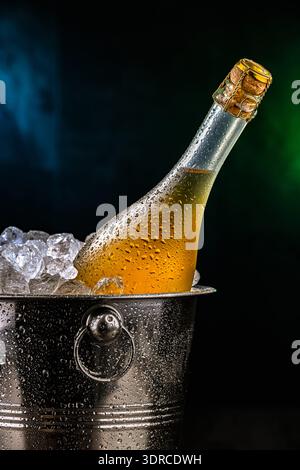Flasche Sparkiling Wein in Eimer mit zerkleinerten Eis. Stockfoto