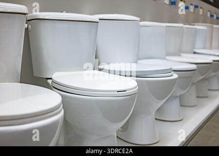 Spültoiletten, die in einem Geschäft zum Verkauf stehen. Stockfoto