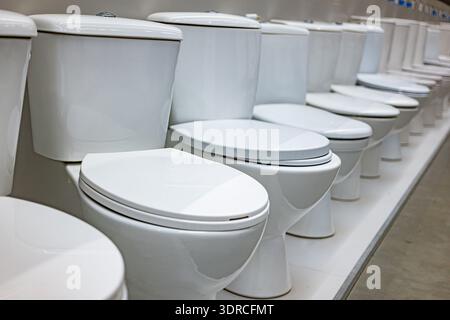 Spültoiletten, die in einem Geschäft zum Verkauf stehen. Stockfoto