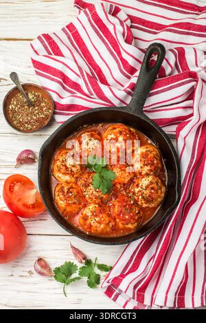 Fleischbällchen in Tomatensauce mit Gewürzen und Knoblauch Stockfoto