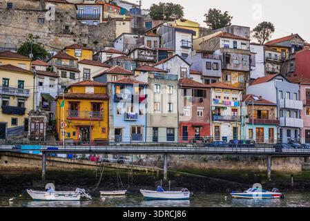 Vila Nova de Gaia, Portugal - 13. November 2017: Wohngebäude über dem Ufer des Flusses Douro in Vila Nova de Gaia Stockfoto
