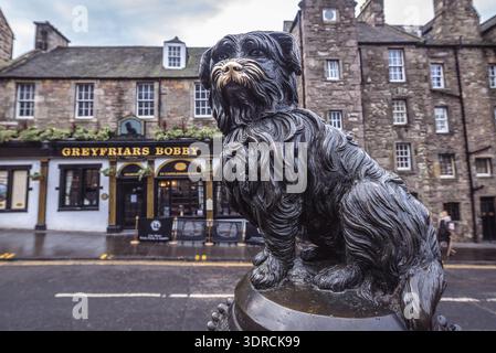 Edinburgh, Schottland - 19. Januar 2020: Skulptur des Bobby Dogs vor dem berühmten Greyfriars Bobby Pub in Edinburgh Stockfoto