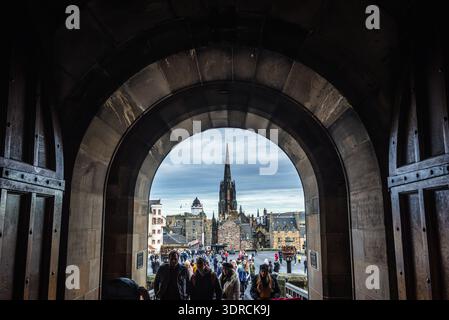 Edinburgh, Schottland - 19. Januar 2020: Torhaus von Castle im historischen Teil von Edinburgh, Blick mit dem Hub - Tolbooth Kirk Stockfoto