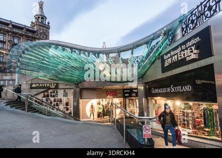 Edinburgh, Schottland - 19. Januar 2020: Eingang zur Waverley Mall und zum Bahnhof Waverley im historischen Teil von Edinburgh Stockfoto