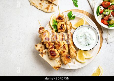 Gegrillte Hähnchensovlaki-Spieße mit griechischem Salat Stockfoto