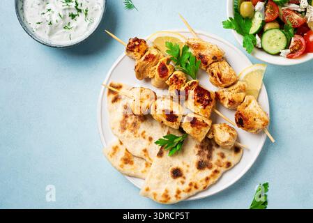Hühnerspieße Souvlaki, Fladenbrot und griechischer Salat Stockfoto