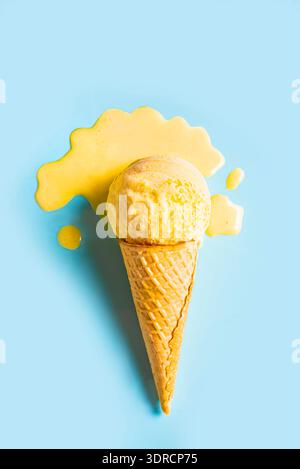 Gelbes Mangoeis schmilzt und verschüttet Stockfoto