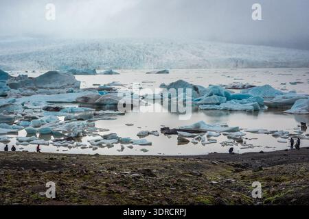 Fjallsarlon, Island - 12. Juni 2018: Aus der Vogelperspektive mit Eisbergen der Gletscherlagune von Fjallsarlon in der Nähe der Stadt Hof Stockfoto