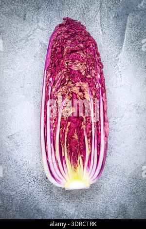 RotPeking Chinakohl (Purple Wombok). Halber Napa-Kohl auf grauem Hintergrund. Gesunde Ernährung vegetarische und vegane Ernährung. Wählen Sie Stockfoto