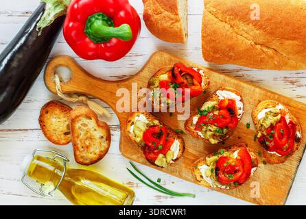 Bruschetta. Gebackenes Gemüse Auberginen und Paprika mit Knoblauch, Petersilie und Gewürzen auf geröstetem bre Stockfoto