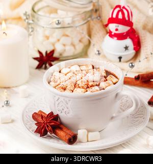 Kaffee, Kakao, heiße Schokolade mit Marshmallows und Zimt in einem weißen Becher Stockfoto