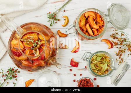 Vitaminkräutertee. Köstliches und gesundes heißes Herbstgetränk aus getrockneten Äpfeln, Linden, Rowan, W Stockfoto