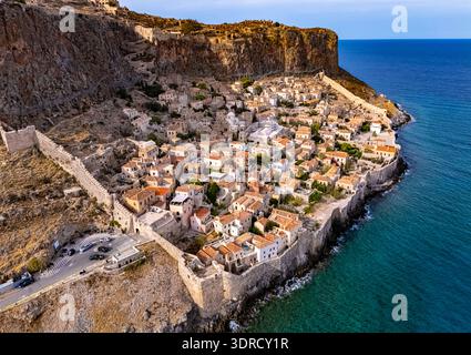 Luftaufnahme von Monemvasia, einer Stadt in Laconia, Griechenland. Stockfoto