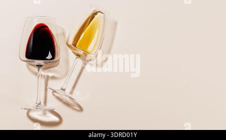 Zwei Weingläser auf hellem Hintergrund Stockfoto