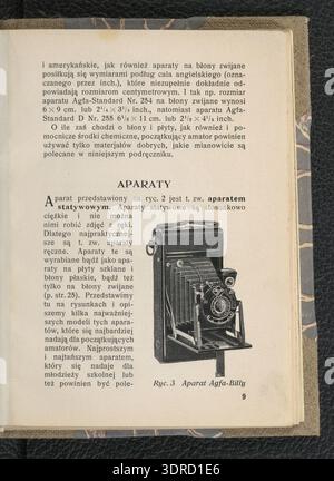 Das Agfa-Handbuch von Heinrich Beck 1926 bietet Anfängerfotografen praktische Anleitungen zu Kamerabedienung, Belichtungssteuerung, Filmhandhabung, Bildkomposition, Beleuchtung, und Entwicklungstechniken. In den illustrierten Beispielen werden Verfahren und die Verwendung von Geräten in der Dunkelkammer erläutert. Das Handbuch dient als pädagogische und technische Referenz und führt Amateurfotografen beim Verständnis wissenschaftlicher und praktischer Aspekte der Fotografie des frühen 20. Jahrhunderts. Stockfoto