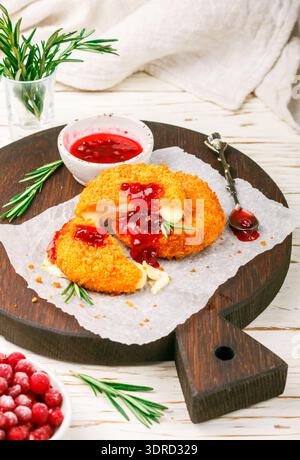 Gebackener oder frittierter Camembert- oder Brie-Käse mit Preiselbeeren- und Rosmarinsauce Stockfoto