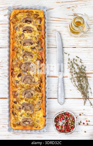 Hausgemachte Torte mit Pilzen, Lauch, Käse und Thymian Stockfoto
