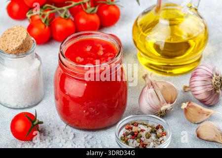 Traditionelle Tomatensauce in einem Glas mit Knoblauch und Gewürzen Stockfoto