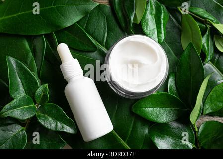 Kosmetische Mittel auf grünen Pflanzenblättern Stockfoto