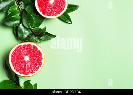 Grapefruit-Zitrusfrucht mit grünen Blättern Stockfoto