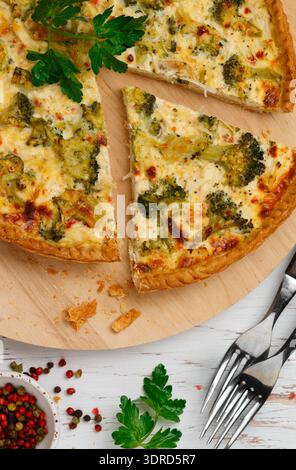 Quiche Lorraine mit Huhn und Brokkoli auf Marmorhintergrund Nahaufnahme Stockfoto