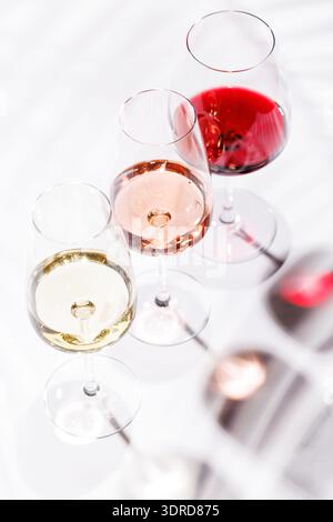Drei Weingläser gefüllt mit Rot-, weiß- und Rosenwein Stockfoto