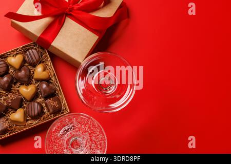 Ein Glas Champagner, elegant kombiniert mit einer Geschenkbox Stockfoto