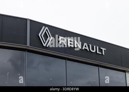Renault Logo und Markenname in einem modernen Händlergebäude. Portsmouth, Großbritannien, 3. Juli 2024 Stockfoto