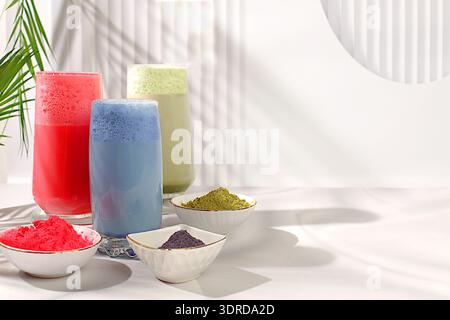 Auswahl verschiedener Matcha-Tee-Latte mit Milch auf elegantem, sonnigem Hintergrund der Küche und Matcha-Pulver. Traditionelles indisches Getränk Stockfoto
