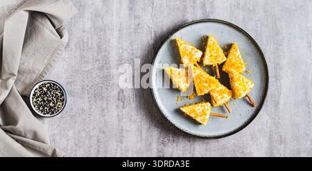 Weihnachtsbäume aus Käse und Nachos auf einem Teller auf einem Webbanner mit Tischansicht Stockfoto