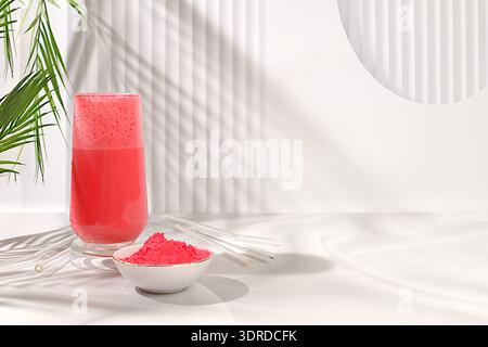 Rosafarbener Matcha-Tee-Latte mit Milch auf elegantem sonnigem Hintergrund der Küche mit Palmblättern und Matcha-Pulver. Traditionelles indisches Getränk Stockfoto