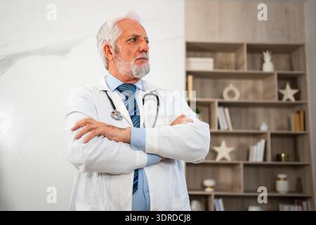 Reifer Senior männlicher Arzt in Brille medizinische Uniform im Krankenhaus oder Arztpraxis. Hausarzt/Hausarzt/Ärztin/Ärztin professiona Stockfoto