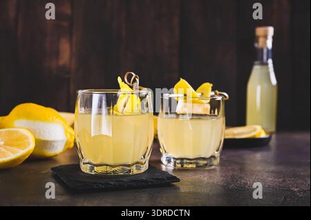 Traditionelles hausgemachtes Limoncello in Gläsern auf dem Tisch Stockfoto