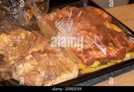 Fleisch zum Braten in einer Hülle, Ofenbeutel Stockfoto