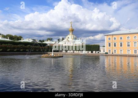 Russland, St. Petersburg, Peterhof, 8. Juli 2019. Auf dem Foto - der Haupthoftempel mit einem Doppeladler auf der Kuppel in t Stockfoto