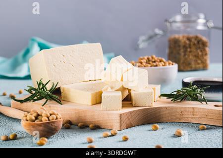 Frisch geschnittener ​​soy-Tofu-Käse und Rosmarin auf Holzbrett auf dem Tisch Stockfoto