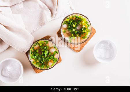 Frühlingskallion Latte in Gläsern auf dem Tisch Stockfoto