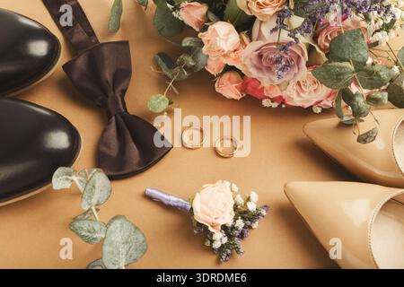Sammlung von Hochzeitszubehör und Blumen auf einer flachen Fläche in einer natürlichen Umgebung Stockfoto
