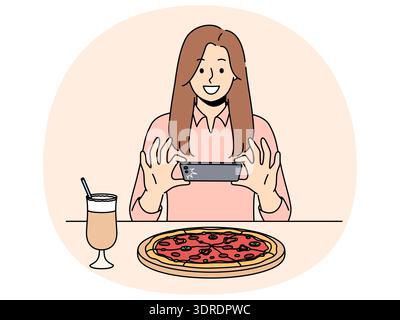 Die Frau fotografiert am Telefon Pizza, will Beiträge in sozialen Netzwerken machen und über das Leben sprechen Stockfoto