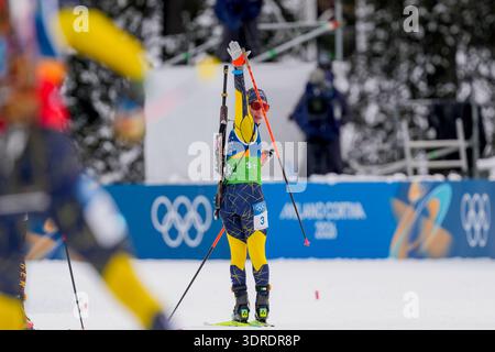 Antholva, Italien 20260218. Linn Gestblom aus Schweden wechselt mit Anna Magnusson aus Schweden während der 4 x 6 km langen Staffel der Frauen im Biathlon bei den Olympischen Winterspielen in Mailand Cortina 2026 ab. Foto: Heiko Junge / NTB dieser Text wird automatisch übersetzt Stockfoto