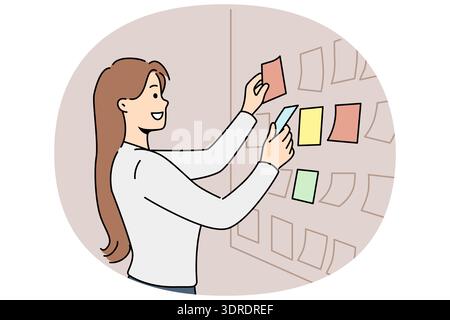 Geschäftsfrau steht mit Aufklebern in der Nähe von Scrum Board und beschäftigt sich mit der Kanban-Aufgabenplanung Stockfoto