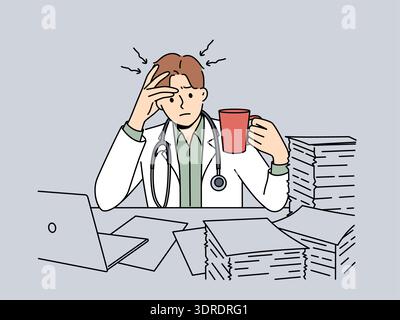 Ein frustrierter Arzt mit einer Tasse Kaffee sitzt mit einem Stapel Papiere am Tisch und braucht Hilfe eines Assistenten Stockfoto