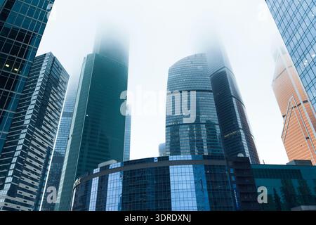 Mosaik von hohen Gebäuden in nebeliger Atmosphäre in der Stadt während der Morgenstunden Stockfoto